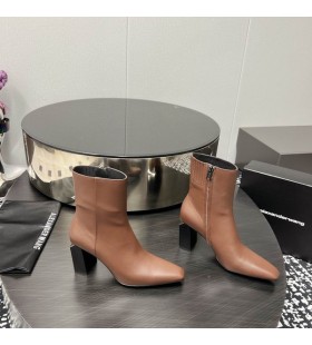 Alexander Wang Mban Toni Rúitín Buataisí i Brown