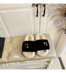 アレクサンダー王女性のふわふわのサンダルは黒とベージュ