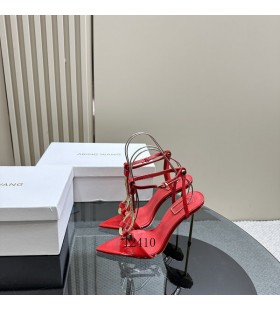 アレクサンダー王女性のゴールドの高いイヒールサンダル赤